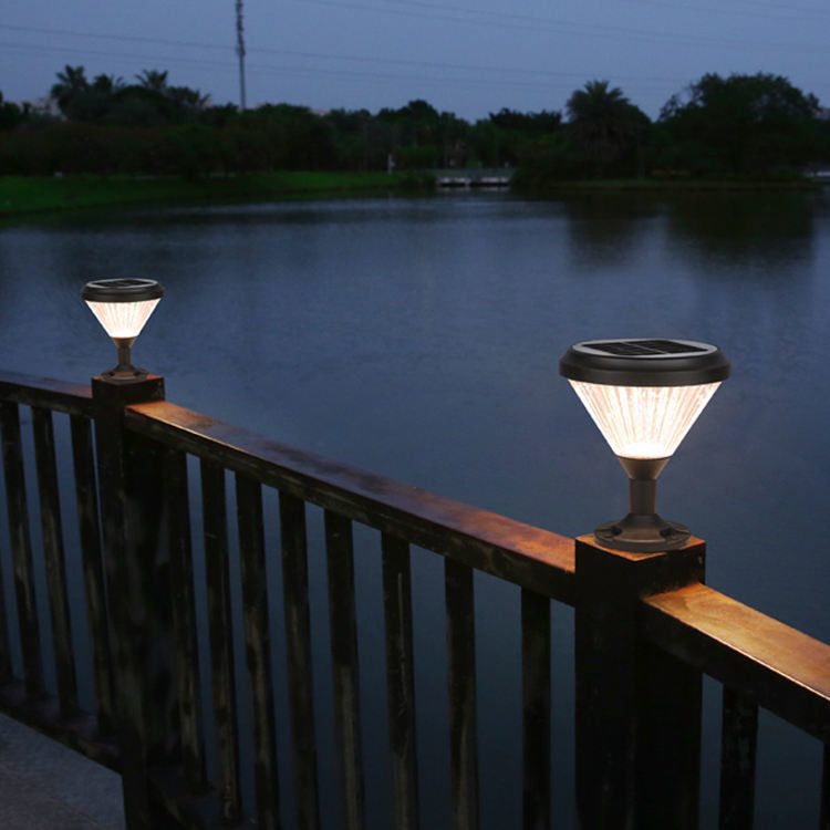 Aluminium pc materiaal zonne-energie omheining post cap lampen met lampen voor tuinpoort 2-
